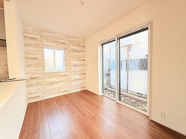 家族や友人、両親、親戚とこれから沢山の時間を紡ぐのだろう。そこを彩るのは窓から見える青い空、心地よい緑。そんなイメージが膨らむリビングスペース。 