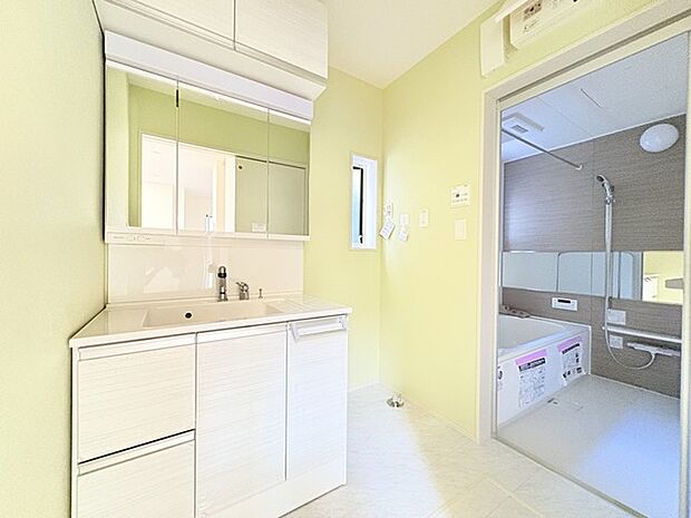 お出かけ前の身だしなみに一歩差がつく三面鏡。ミラー裏にはたっぷり収納もございます。 