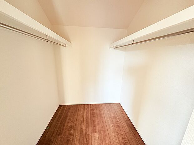 収納で悩む時間をなくしたい。家族の衣服が多くても頼もしいWIC（ウォークインクローゼット） 