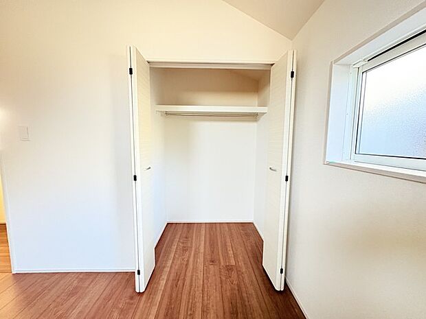 広々収納で、仕事着、普段着をまとめて収納できます。 