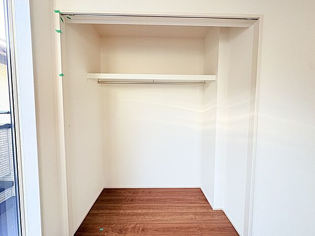 広々収納で、仕事着、普段着をまとめて収納できます。 