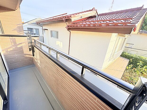 広めのバルコニーは風通しも良くお洗濯物もしっかりと干すことができます！ 