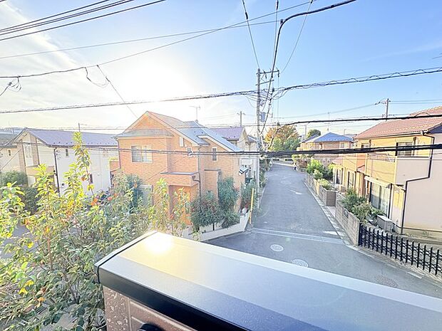 窓から眺める風景は一日の疲れを癒すヒーリングを奏でる、心地の良い時間を演出してくれます。室内も重要ですが、周りの環境もマイホーム選びの大事なポイント 