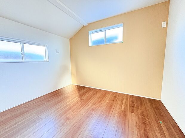 アクセントクロスを使用したオシャレな洋室。窓からそそぐ陽の光が眩しいベッドルームは、朝の目覚めが心地良く迎えられそうです。 