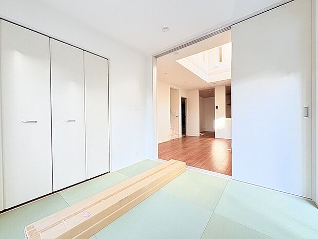 扉を開放するとLDKと洋室を一体利用できる空間！扉を閉めると独立した空間としても活用できます。 