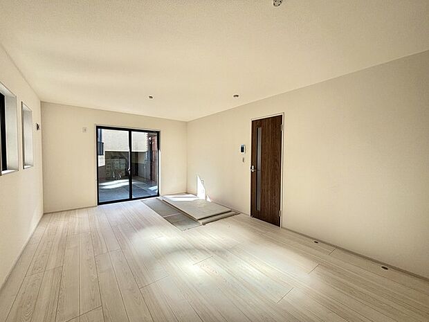 いつも家族の集まるリビングは広々とした17.75帖。通風・採光にも優れ、心安らぐ風と光がたえない空間。汎用性に富んだ居住スペースと、高揚感さえも与えてくれる住空間です。 