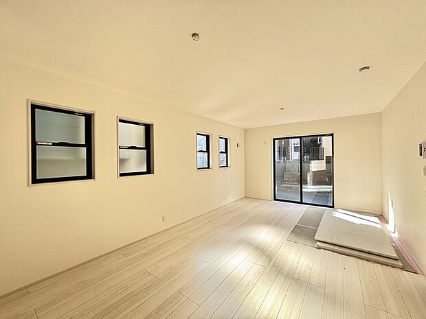 家族団欒のリビング。陽光差し込む食卓には家族の会話とスマイルが溢れます。いつまでもここで食卓を囲みたくなる、そう感じさせてくれるスペース。 