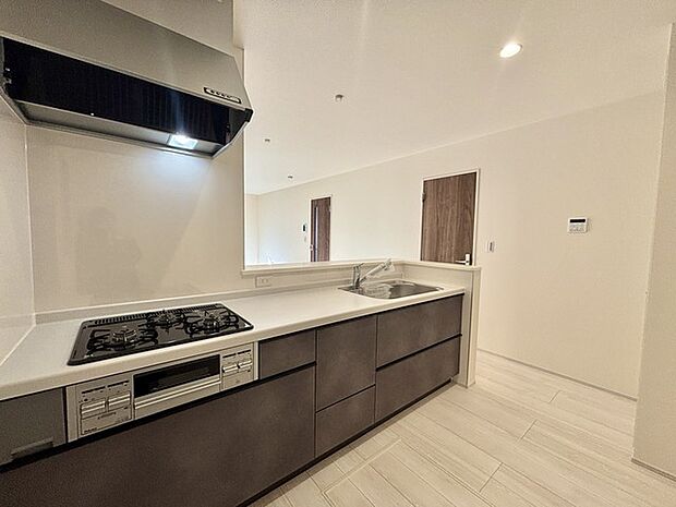 人工大理石を使用したシステムキッチン。永く傷つきにくく、お手入れもしやすい高機能性です。 