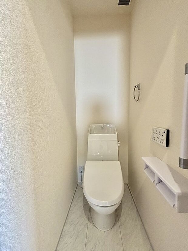 ウォシュレット機能付きのトイレ。 