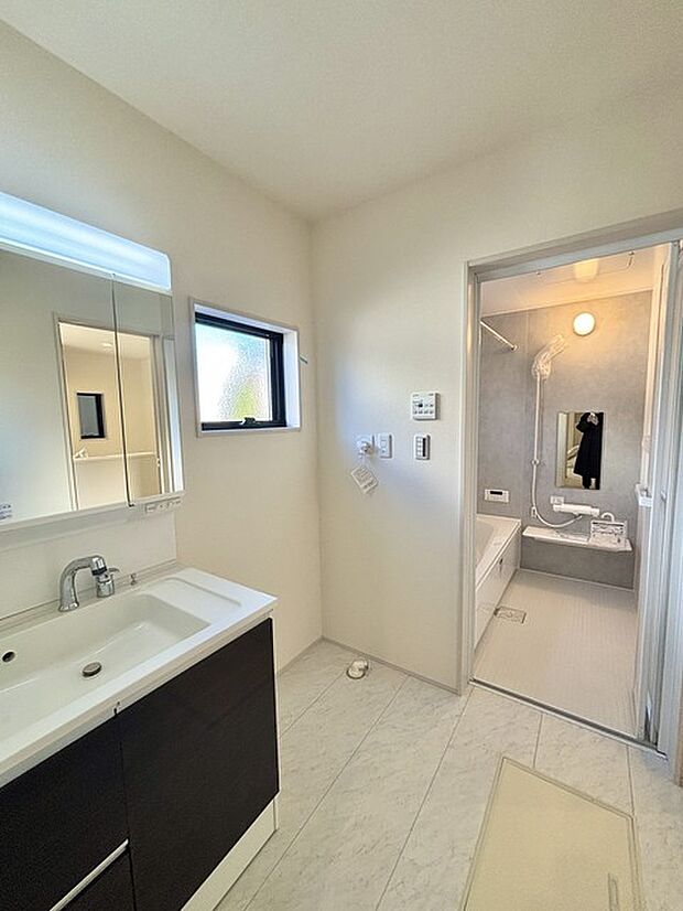 使い勝手の良い洗面台、窓があることで換気もしやすく清潔感のある空間を保てます。 