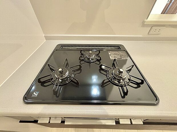 お料理の幅も広がる三口コンロ