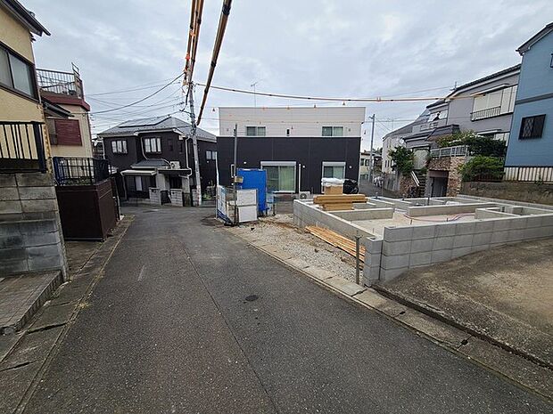 戸建てが立ち並ぶ静かな住宅街。四季折々の移り変わりを感じながら自然と楽しみ、暮らす、そんな毎日を日々の中で感じられる住環境 