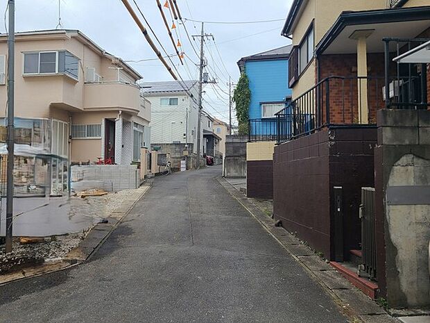 戸建てが立ち並ぶ静かな住宅街。四季折々の移り変わりを感じながら自然と楽しみ、暮らす、そんな毎日を日々の中で感じられる住環境 