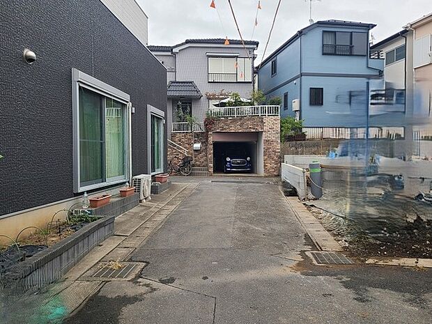 戸建てが立ち並ぶ静かな住宅街。四季折々の移り変わりを感じながら自然と楽しみ、暮らす、そんな毎日を日々の中で感じられる住環境 