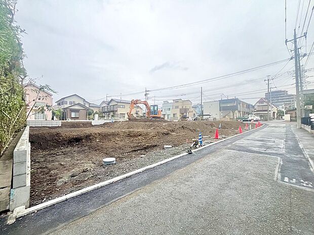 戸建てが立ち並ぶ静かな住宅街。四季折々の移り変わりを感じながら自然と楽しみ、暮らす、そんな毎日を日々の中で感じられる住環境 