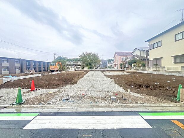 前面道路は広く、駐車がしやすいです。駐車スペース2台分ございます。