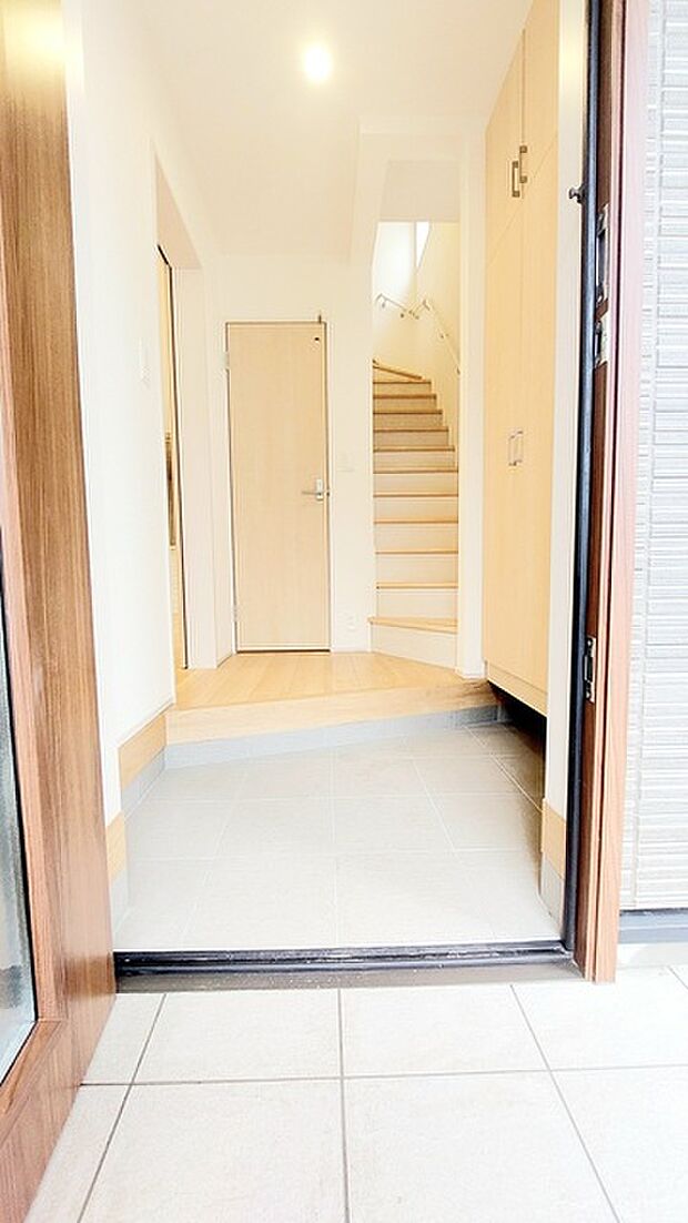 明るく開放的な玄関、靴の脱ぎ履きもしやすく、収納も豊富でご家族皆様の靴をスッキリ収納できます。