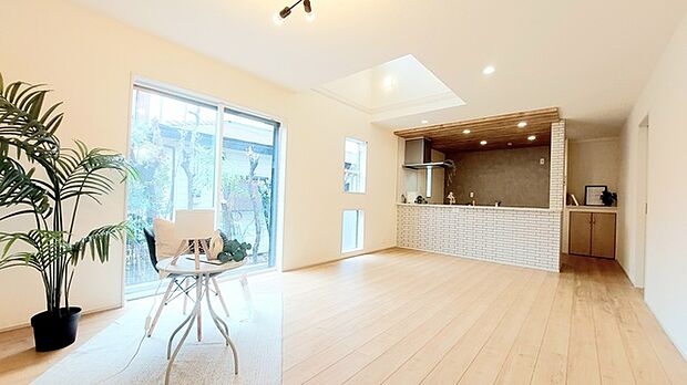 家族や友人、両親、親戚とこれから沢山の時間を紡ぐのだろう。そこを彩るのは窓から見える青い空、心地よい緑。そんなイメージが膨らむリビングスペース。