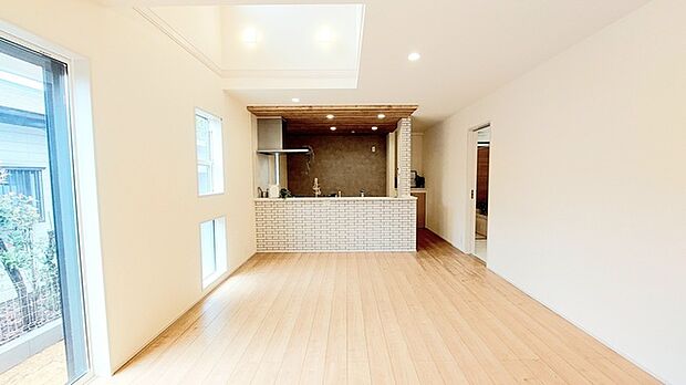 家族団欒のリビング。陽光差し込む食卓には家族の会話とスマイルが溢れます。いつまでもここで食卓を囲みたくなる、そう感じさせてくれるスペース。