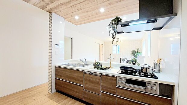 家族団欒のリビング。陽光差し込む食卓には家族の会話とスマイルが溢れます。いつまでもここで食卓を囲みたくなる、そう感じさせてくれるスペース。