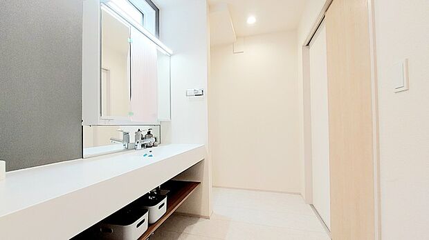 ゆとりの洗面スペースで朝の身支度もスムーズに行えます。