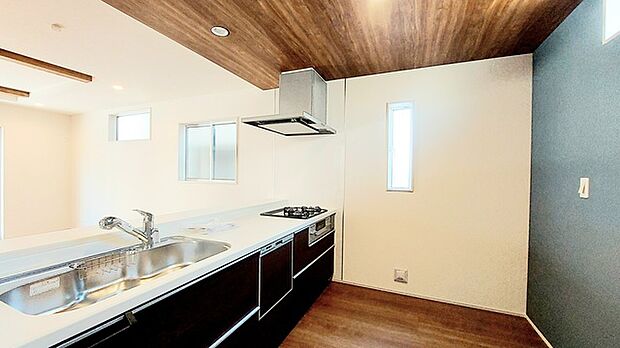 夕食の時間。家族、友人、両親、親戚との会話がより料理を美味しくしてくれる。あっという間に時間が過ぎてしまう居心地の良さは、普段はほっとする空間としてここにあります。