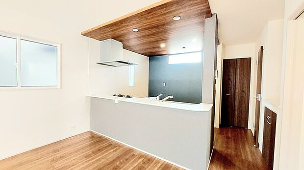 家族が一番集まる場所だから広々としつつも素敵な空間であって欲しい。皆がくつろぐリビングからキッチンまでが一つに繋がる空間。