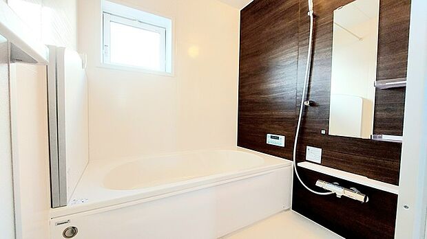 花粉や雨の日、寒い冬の時期に嬉しい浴室乾燥機。換気機能で入浴時に湿気を換気しカビの防止にもなります。