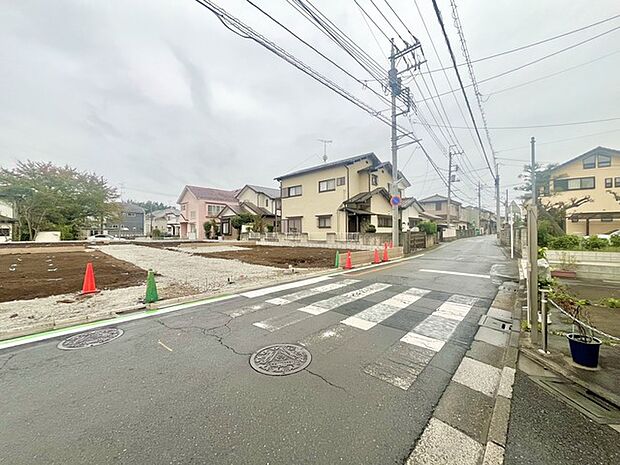 戸建てが立ち並ぶ静かな住宅街。四季折々の移り変わりを感じながら自然と楽しみ、暮らす、そんな毎日を日々の中で感じられる住環境 