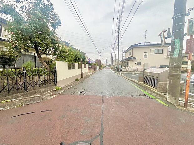 戸建てが立ち並ぶ静かな住宅街。四季折々の移り変わりを感じながら自然と楽しみ、暮らす、そんな毎日を日々の中で感じられる住環境 