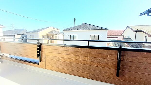 陽ざしが差込む明るいバルコニー。奥行きのあるバルコニーはお洗濯時に助かります。