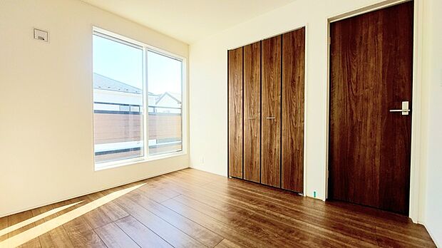 広々収納で、仕事着、普段着をまとめて収納できます。