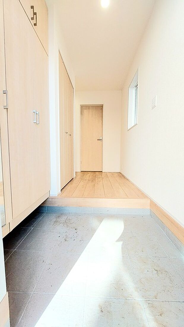 明るく開放的な玄関、靴の脱ぎ履きもしやすく、収納も豊富でご家族皆様の靴をスッキリ収納できます。 