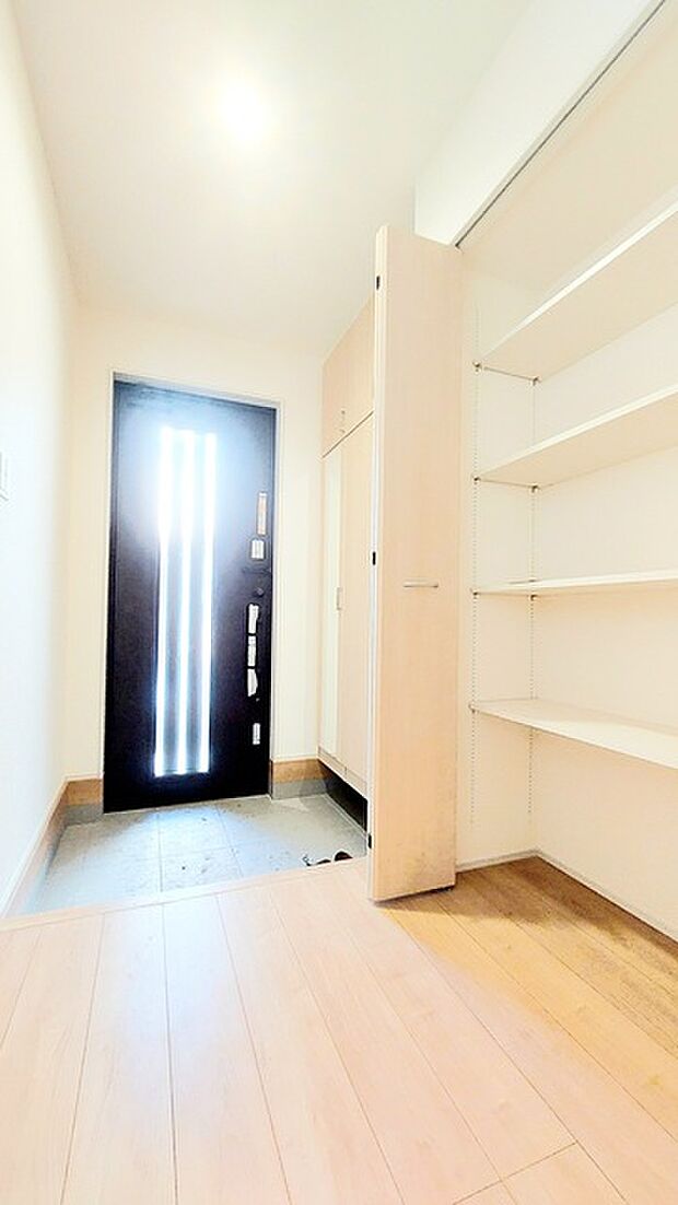 明るく開放的な玄関、靴の脱ぎ履きもしやすく、収納も豊富でご家族皆様の靴をスッキリ収納できます。 