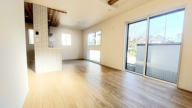 家族や友人、両親、親戚とこれから沢山の時間を紡ぐのだろう。そこを彩るのは窓から見える青い空、心地よい緑。そんなイメージが膨らむリビングスペース。 