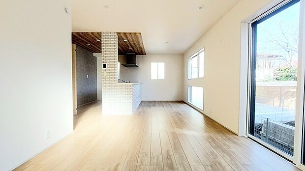 家族の集うリビングには色々な方向から光が差し込む設計に。家族のコミュニケーションが弾むスポットだから明るい雰囲気であってほしい。 