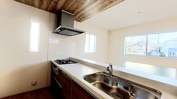 リビングにいる家族の顔が見渡せるカウンターキッチン。お料理もより一層おいしく、楽しく。食器棚を背面に設置しても十分な広さを確保しています。  