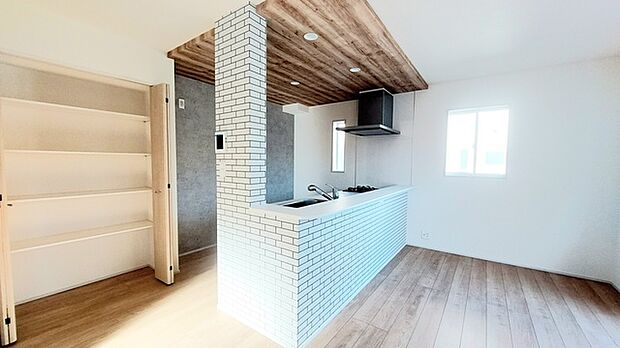 家族団欒のリビング。陽光差し込む食卓には家族の会話とスマイルが溢れます。いつまでもここで食卓を囲みたくなる、そう感じさせてくれるスペース。 