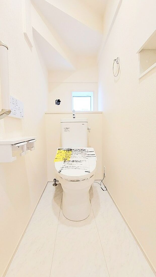 ウォシュレット機能付きのトイレ。