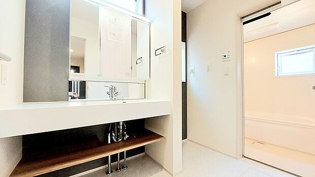 お出かけ前の身だしなみに一歩差がつく三面鏡。ミラー裏にはたっぷり収納もございます。 