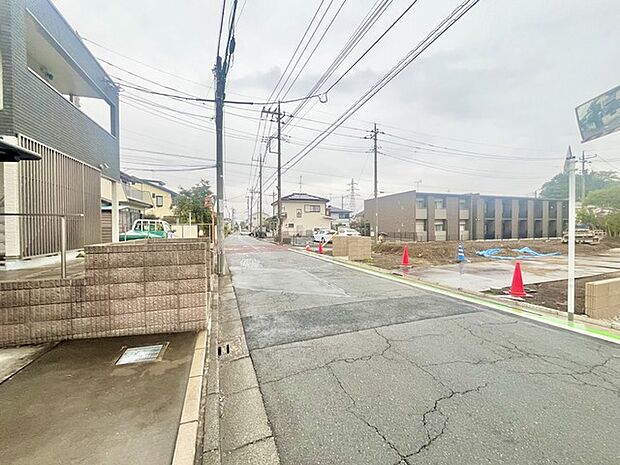 前面道路は広く、駐車がしやすいです。駐車スペース2台分ございます。