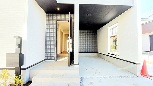 前面道路は広く、駐車がしやすいです。駐車スペース2台分ございます。