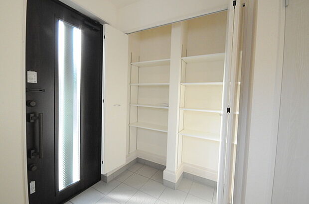 玄関はおうちの顔とも呼ばれる重要な場所!明るくスッキリと見える空間で住まう人を見送り、出迎えてくれます。