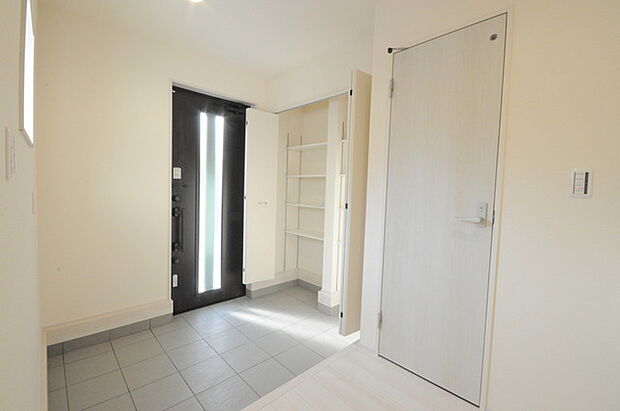 お客様をお迎えする玄関、お家の出入りもスムーズに行えます。 