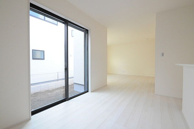 家族の集うリビングには色々な方向から光が差し込む設計に。家族のコミュニケーションが弾むスポットだから明るい雰囲気であってほしい。