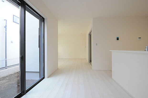 どんな家具にでも相性が良い清潔感ある白色調のクロスを採用。主張しすぎない配色、耐久性にも優れた床材は日々のメンテナンスも楽に、快適に過ごして頂けるよう考えられています。