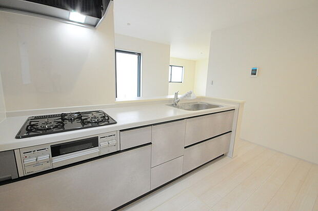 夕食の時間。家族、友人、両親、親戚との会話がより料理を美味しくしてくれる。あっという間に時間が過ぎてしまう居心地の良さは、普段はほっとする空間としてここにあります。 