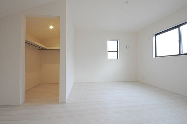 広い主寝室にはウォークインクローク付き。 お子様が小さいうちは家族皆でお休み頂けます。 