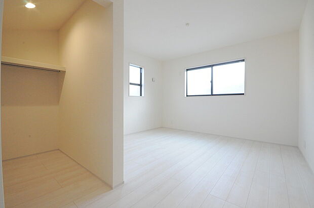 大きな開口部から明るい光が差し込む、日中の室内の明るさがこの部屋の魅力です。 