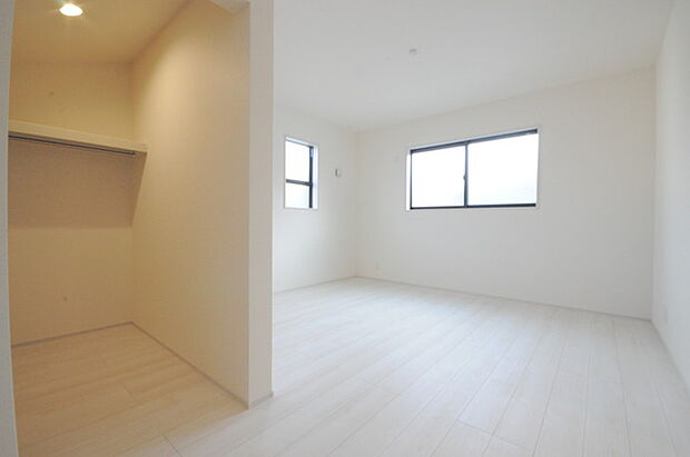 広々収納で、仕事着、普段着をまとめて収納できます。